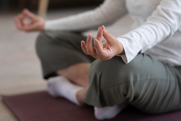 Tips Melakukan Meditasi Ringan di Meja Kerja untuk Mengurangi Stres