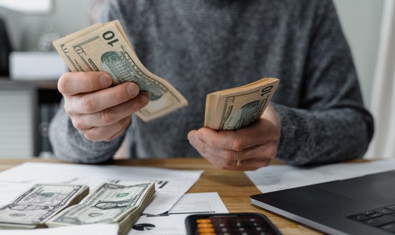 Tips Mengatur Keuangan Dari Gaji Pertama Agar Tidak Boros